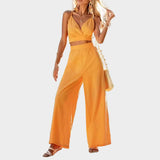 Noelijas minimālistisks tērps ar lencītēm rotātu kleitu un plūstošām detaļām