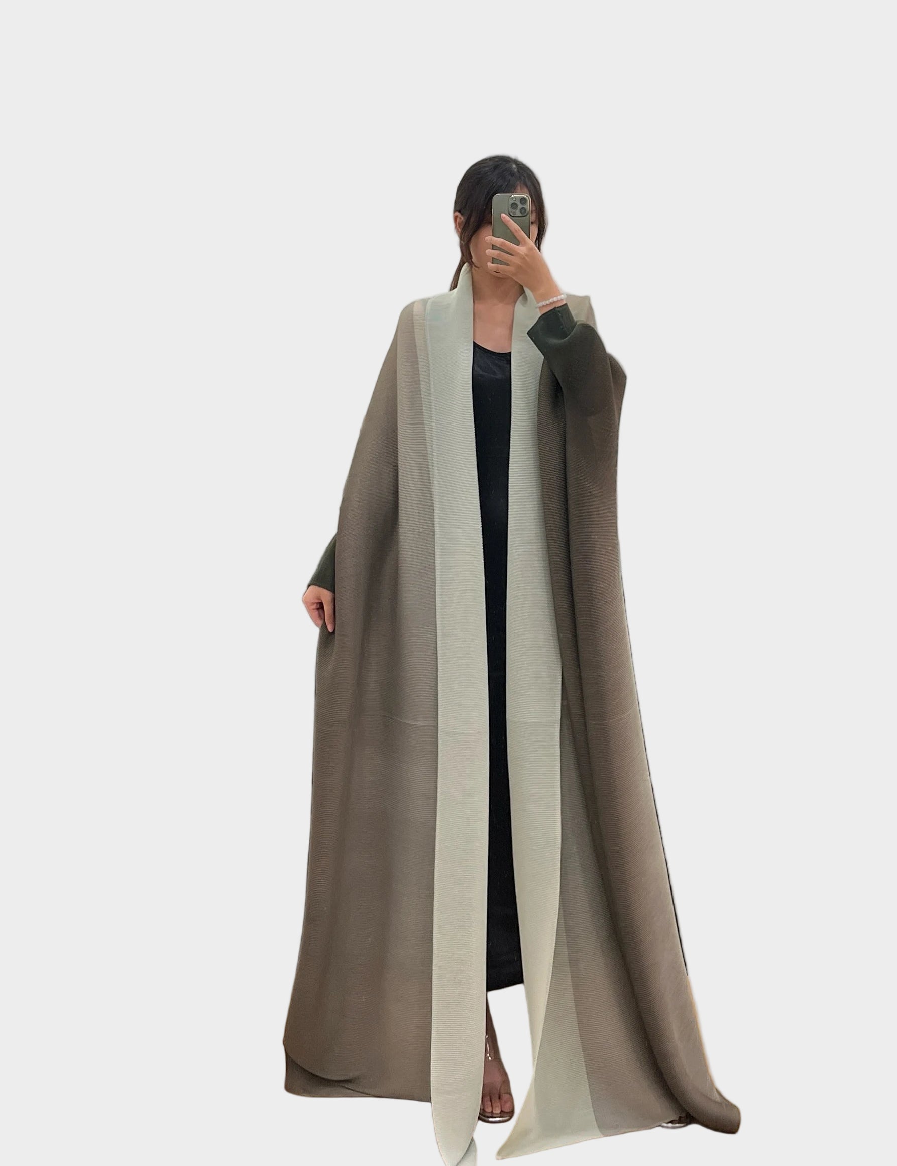 Nevainojams retro stila garš apmetnis ar aptinamu apkakli un neregulāru tekstūru