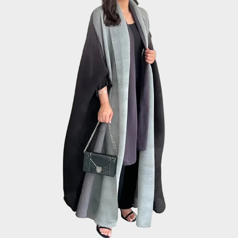 Nevainojams retro stila garš apmetnis ar aptinamu apkakli un neregulāru tekstūru