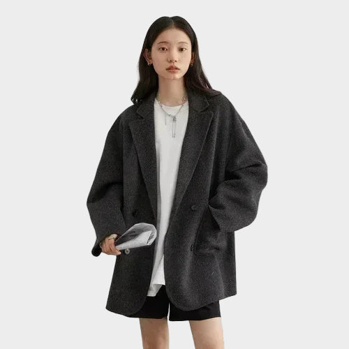 Marina divpusējs vilnas mētelis ar divrindu aizdari un brīvu piegriezumu