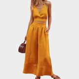 Noelijas minimālistisks tērps ar lencītēm rotātu kleitu un plūstošām detaļām