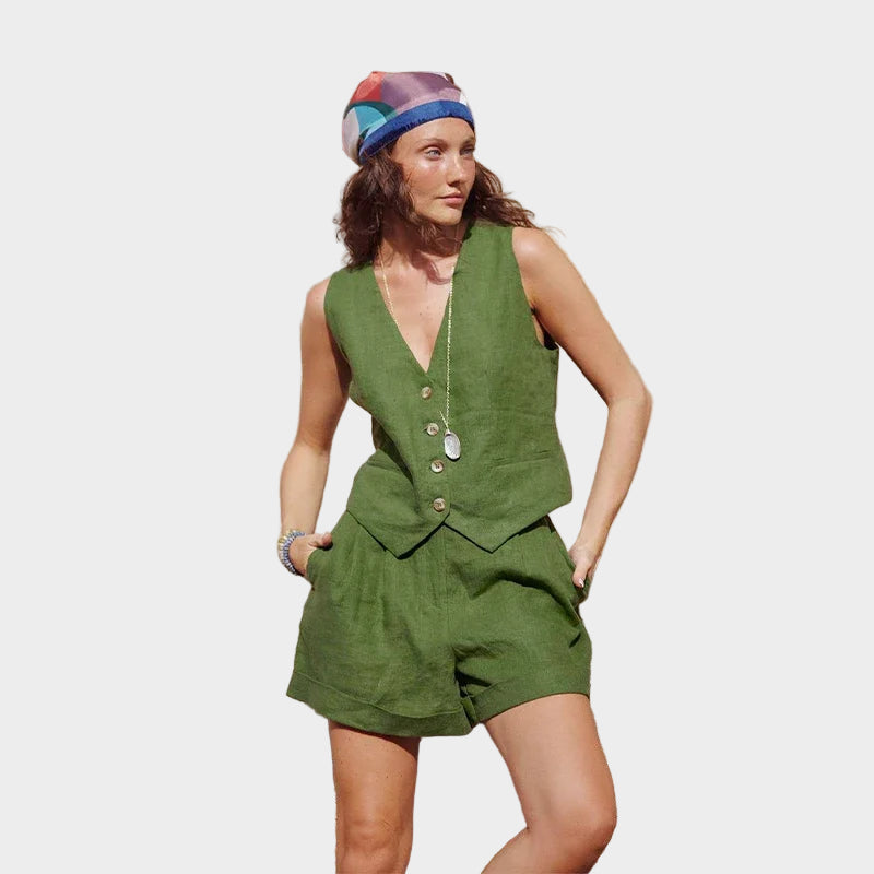 Adriana lina un kokvilnas komplekts zaļā krāsā ar pogājamu vesti un mini šortiem