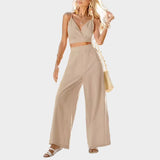 Noelijas minimālistisks tērps ar lencītēm rotātu kleitu un plūstošām detaļām